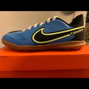 Nike Kids' Tiempo Legend 9 Club Indoor Soccer Shoes